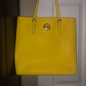 Beautiful yellow Michael kors big bag.